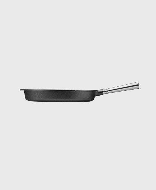 Black cast iron deep pan round 30 cm with self-ventilating stainless steel handle