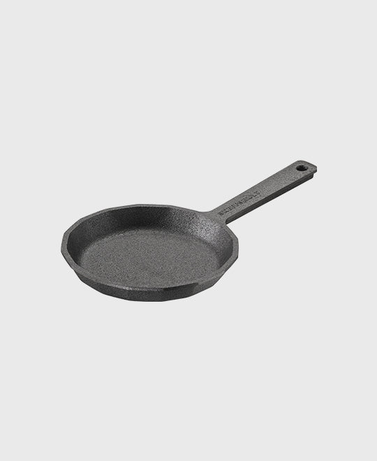 Black cast iron frying pan hexadecagon 15,5cm with iron handle