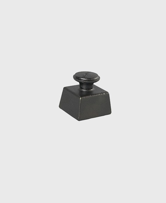 Black cast iron meat tenderizer 7x7 cm with pyramid pattern
