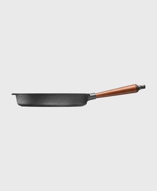 Side profile of Skeppshult cast iron skillet / deep frying pan showing pan depth and beechwood handle