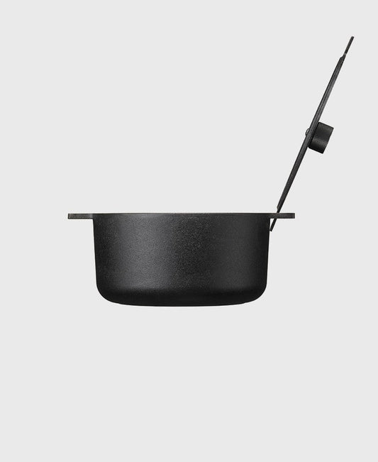Black cast iron casserole 5 L round with iron lid and anodised aluminium knob