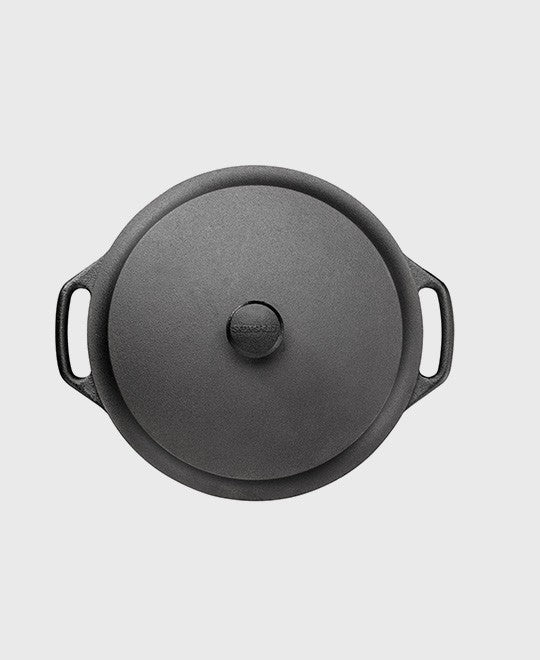 Black cast iron casserole 7 L round with iron lid and two iron handles