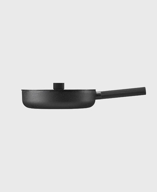 Black cast iron deep pan round 28 cm with iron lid and anodised aluminium handle and knob