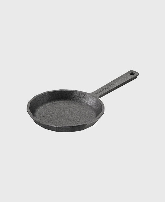 Black cast iron frying pan hexadecagon 15,5cm with iron handle