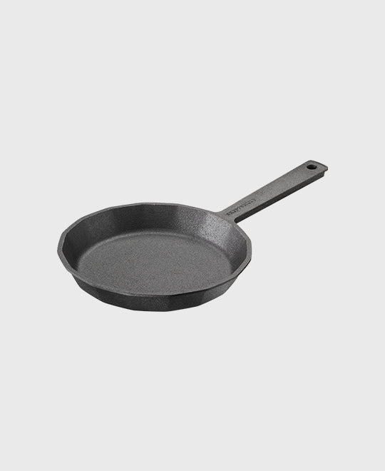 Black cast iron frying pan hexadecagon 23,5cm with iron handle