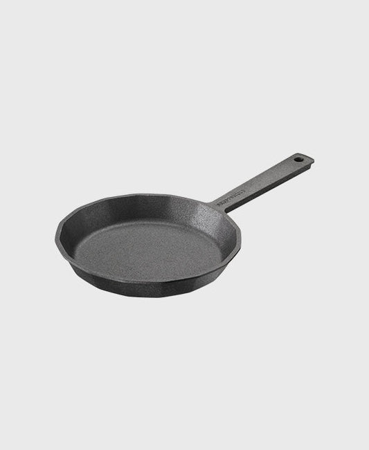 Black cast iron frying pan hexadecagon 23,5cm with iron handle