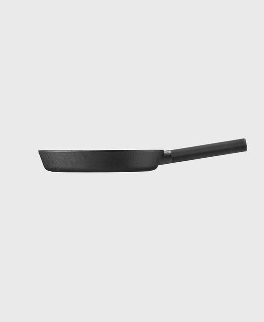 Black cast iron frying pan round 28 cm with anodised aluminium handle